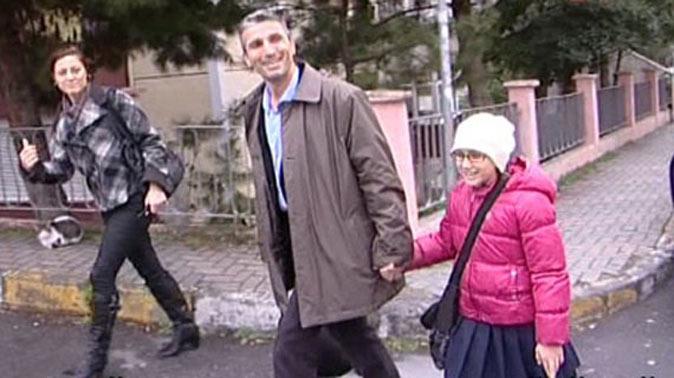 Nedim Şener kızını okula götürdü