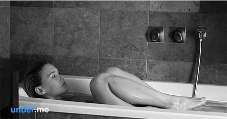 Bar Refaeli soyundu