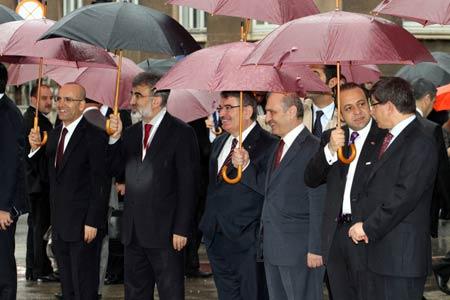 Bakanların pembe şemsiye diyaloğu