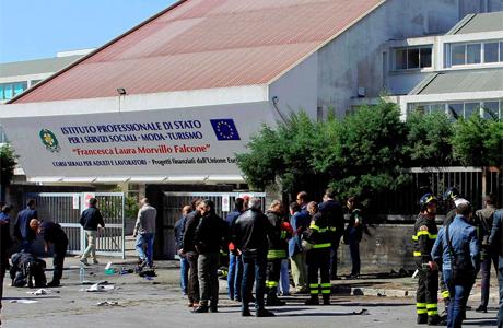 İtalya'da okula bombalı saldırı