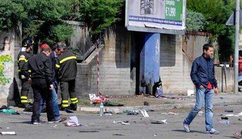 İtalya'da okula bombalı saldırı