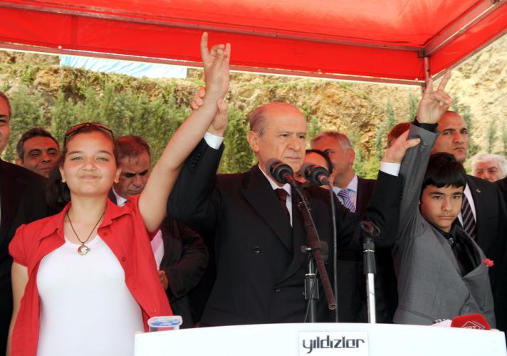 Devlet Bahçeli ülkücü şehitler için namaz kıldı