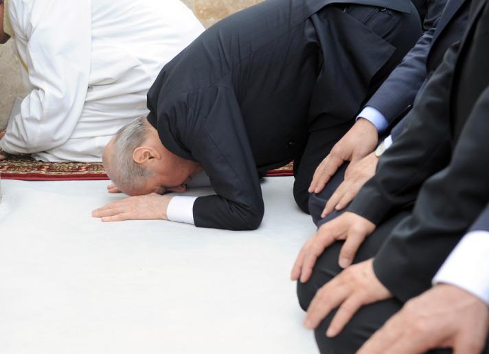 Devlet Bahçeli ülkücü şehitler için namaz kıldı