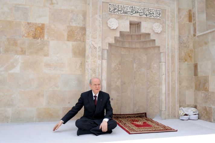 Devlet Bahçeli ülkücü şehitler için namaz kıldı