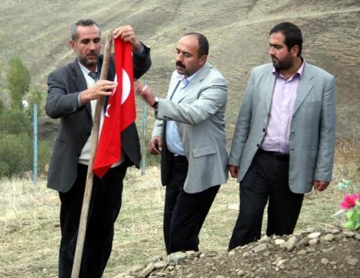 PKK'lı oğlunun mezarına Türk Bayrağı astı