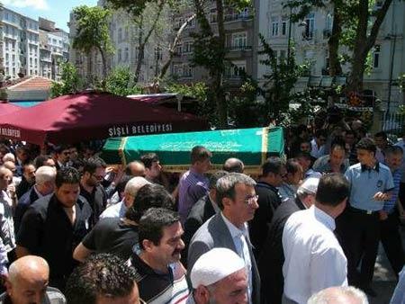 Serdar Ortaç babasını son yolculuğuna uğurladı