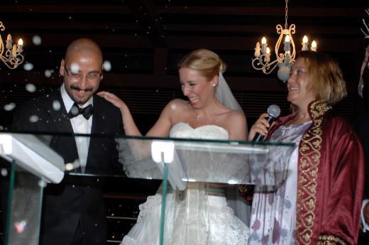 Levent Kırca ile Oya Başar oğullarını evlendirdi