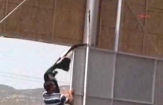 Suriyeli mültecilerden Türk bayrağına saldırı