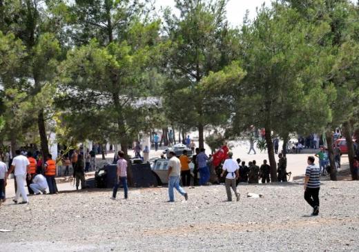 Suriyeli mültecilerden Türk bayrağına saldırı