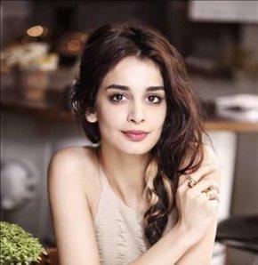 Emir'in yeni Feriha'sı fıstık gibi