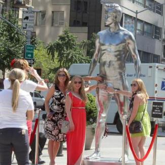 Kadınlar ellemedik yerini bırakmadı