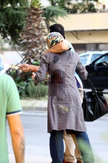 Boynundan tuttu bıçakladıkça bıçakladı