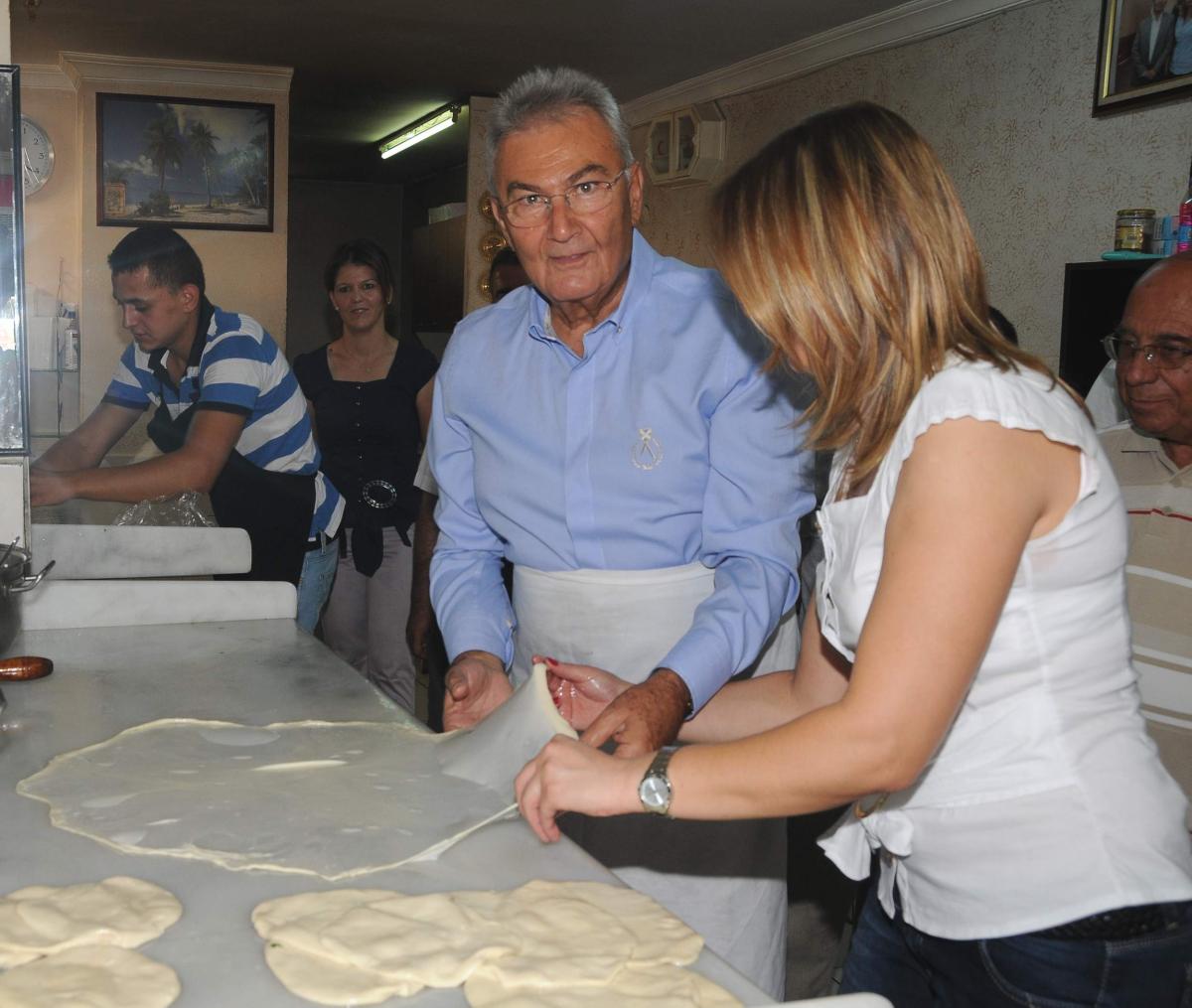 Deniz Baykal Antalya'da gazetecilere börek açıp yedirdi