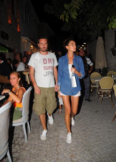 Hande Subaşı eşiyle Çeşme'de balayında