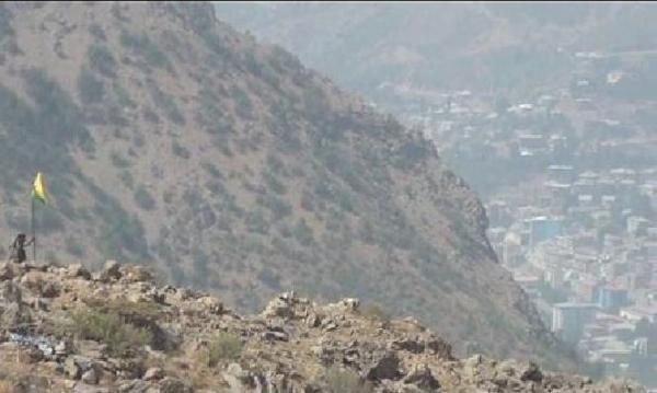 PKK Şemdinli'de 1 dakikalığına bez parçası salladı