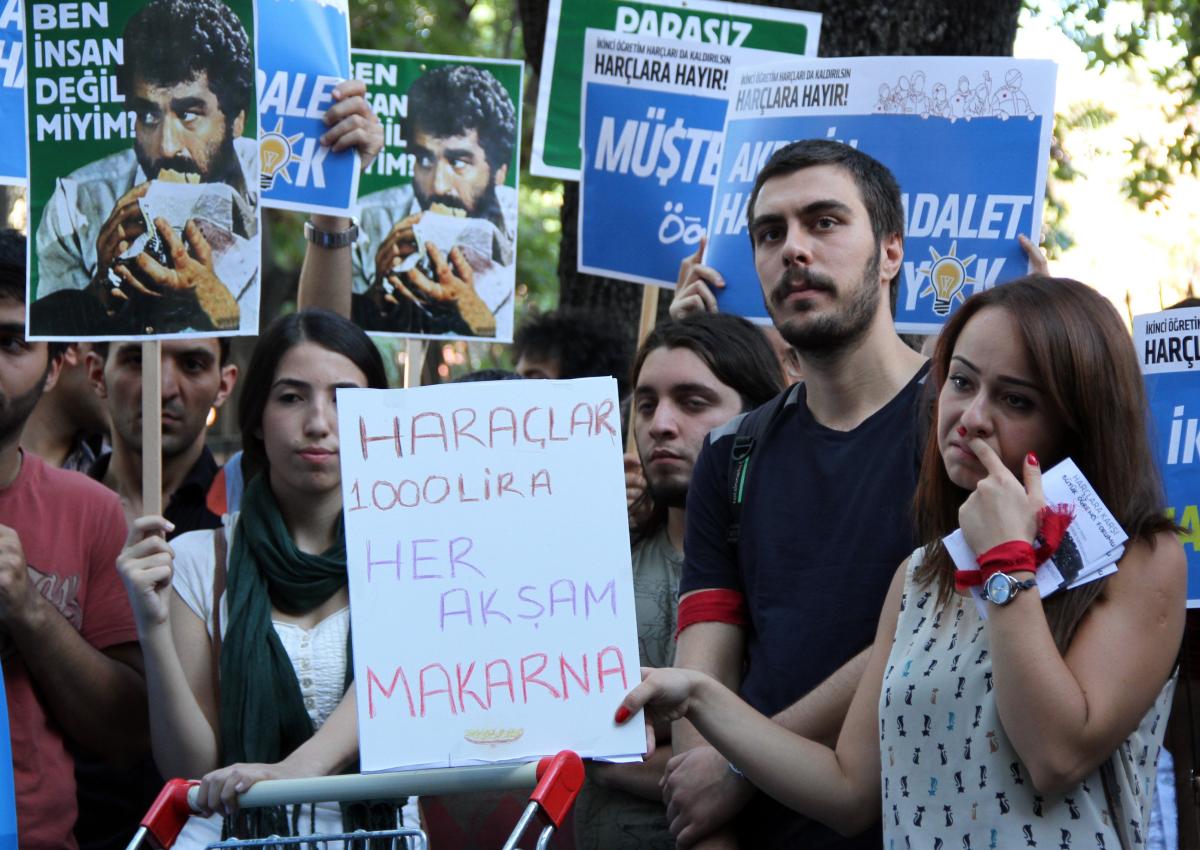 Öğrencilerden harç protestosu