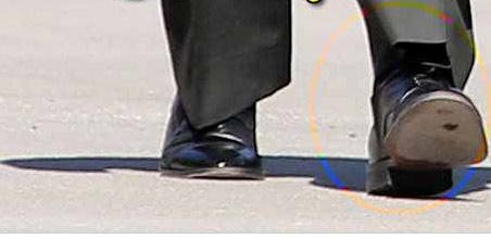 Necdet Özel'in ayakkabılarının alt kısımları yıpranmış