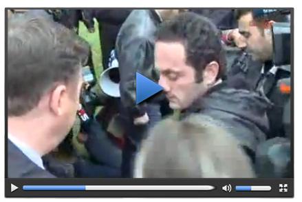 Ertuğrul Günay'a Bursa'da yumurtalı protesto