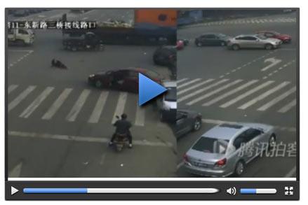 Kadın sürücü kendi kendini ezdi - Video