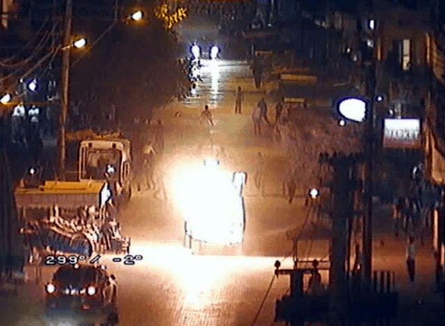 Mersin'de polisleri ateşe verdiler