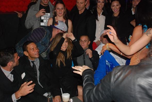 Jennifer Lopez Reina'da dansözle göbek attı