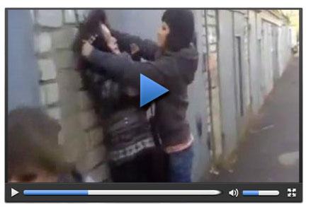 Rus kızlar ünlü olmak için arkadaşlarını dövdüler