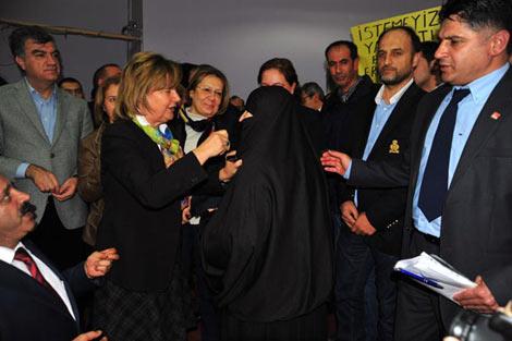 CHP İzmir'de çarşaflı partiliye rozet taktı