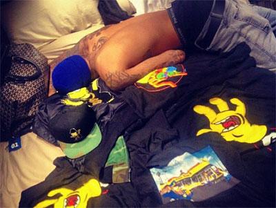 Rihanna dayakçı sevgilisini üstsüz görüntüledi