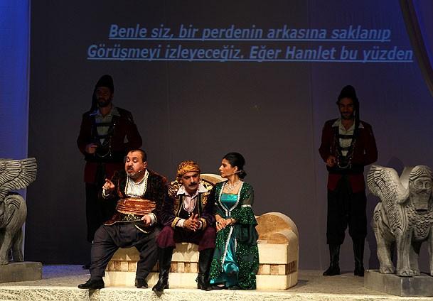 AK Parti CHP ve BDP Kürtçe Hamlet'i birlikte izledi