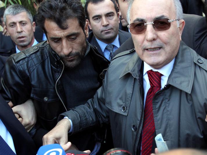 Ağaca çıkan eylemciyi vekil parayla ikna etti