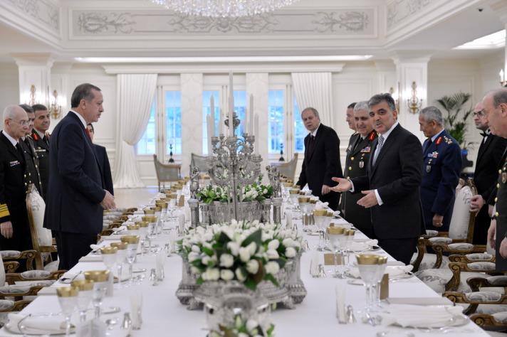 Cumhurbaşkanı Gül'den YAŞ üyelerine Atatürk sürprizi