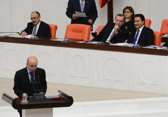 Mehmet Şimşek'in eşi kocasını TBMM locasında dinledi