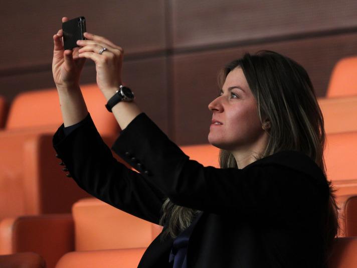 Mehmet Şimşek'in eşi kocasını TBMM locasında dinledi