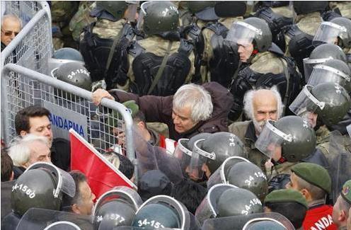 Tarık Akan Silivri'de bariyerleri yıktı
