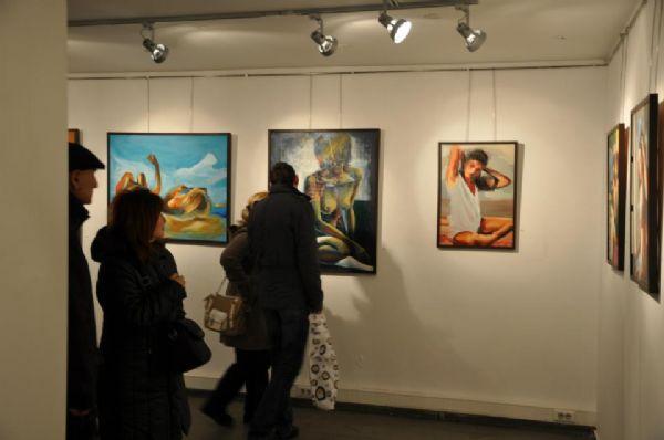 Eskişehir'de nü resimler indirilip ters çevrildi