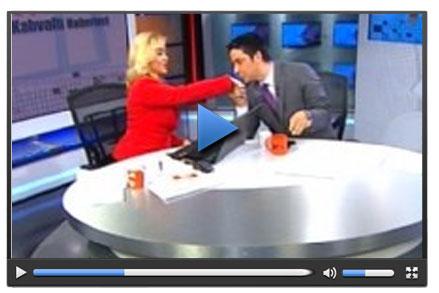 Hilal Ergenekon canlı yayında elini öptürdü - İzle