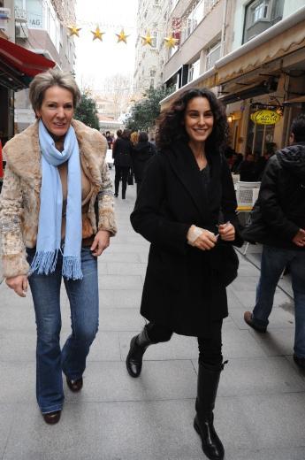 Arzum Onan'ın bileğindeki sargı hayranlarını korkuttu