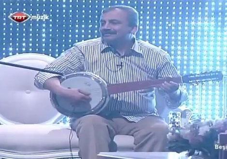 Sırrı Süreyya Önder cümbüş çaldı türkü söyledi