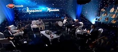 Sırrı Süreyya Önder cümbüş çaldı türkü söyledi