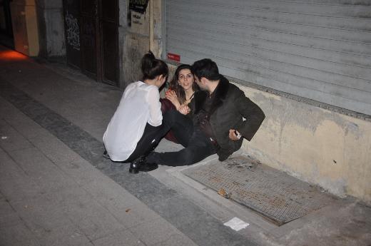 Kenan Ece Asmalımescit kaldırımlarında