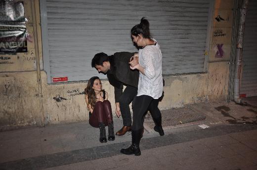 Kenan Ece Asmalımescit kaldırımlarında