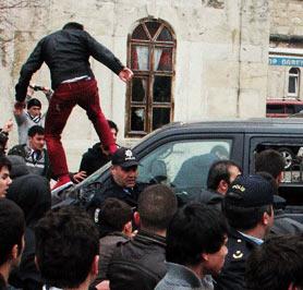 BDP'lileri protesto eden Converse'li ulusalcı