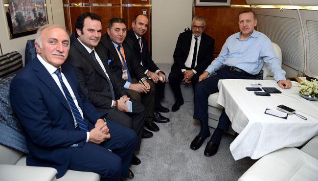 Başbakan Erdoğan uçakta terlik giydi