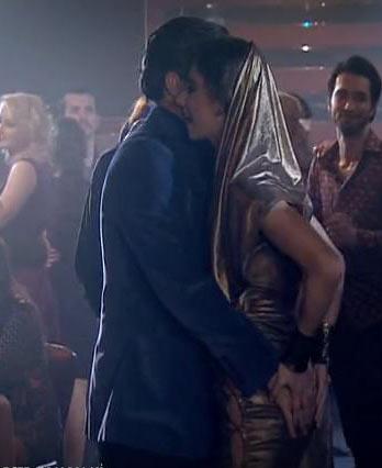 Öyle Bir Geçer Zaman Ki'de ahlaksız teklif