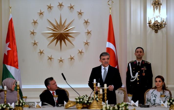 Necdet Özel Gül'ün verdiği yemeğe eşiyle katıldı