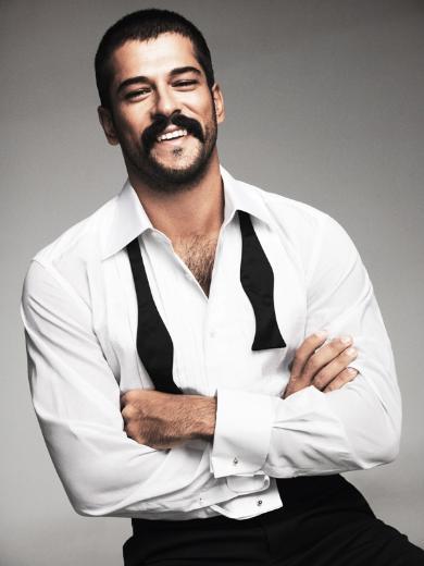 Burak Özçivit ofisboydu