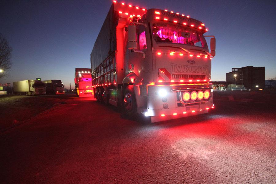 Avizeli pedalları halıyla kaplı kamyon