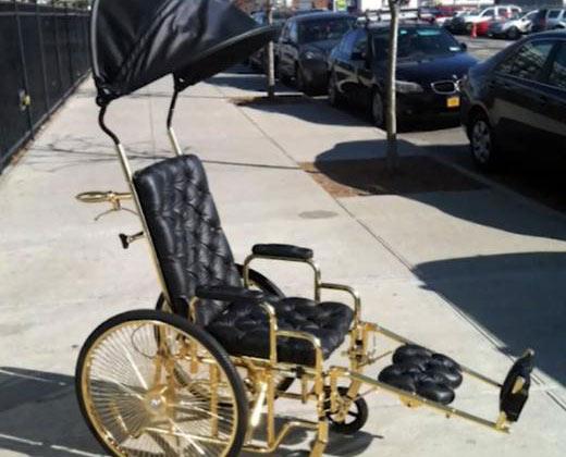 Lady Gaga'ya altın kaplama tekerlekli sandalye