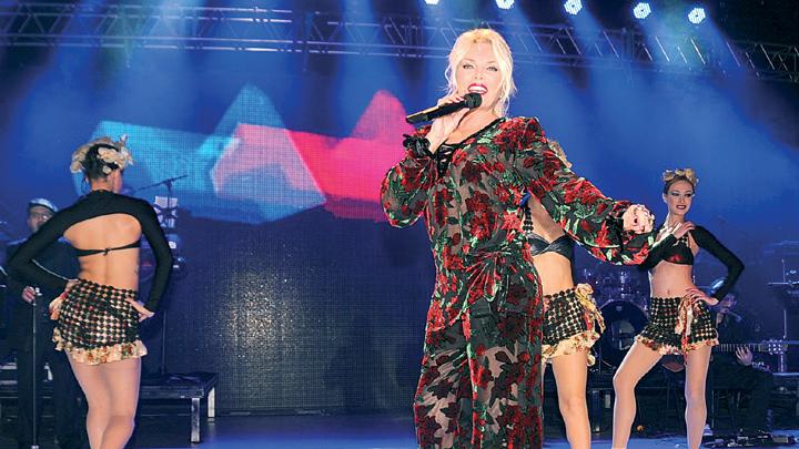 Ajda Pekkan estetiğini kıyafetiyle sakladı