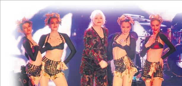 Ajda Pekkan estetiğini kıyafetiyle sakladı